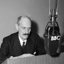 Kongens taler over radio fra London var et viktig bindeledd mellom Kongen og folket hjemme. (Foto: Scanpix / Arkiv)